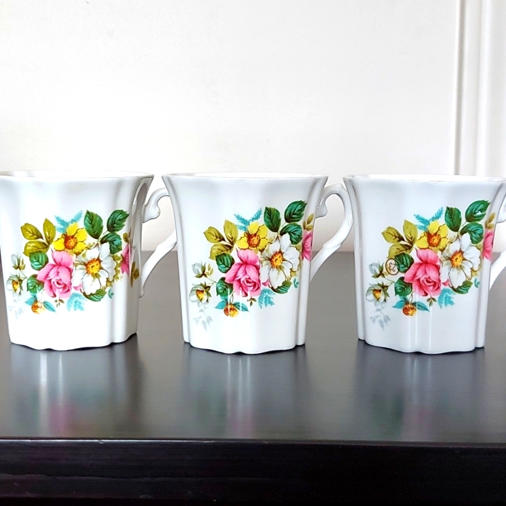Vintage Set of 4 Royal Grafton Fine Bone China Mug